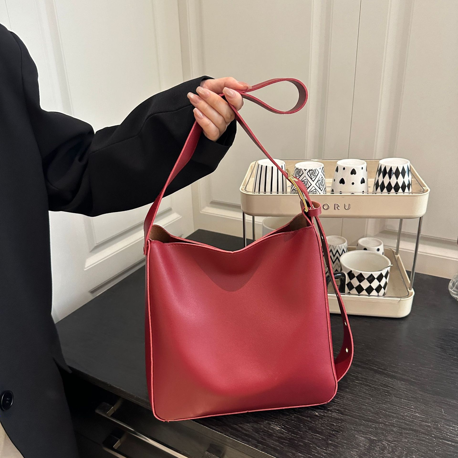 Solid-color Womens Single-shoulder Crossbody Bag Sophisticated And Large-capacity