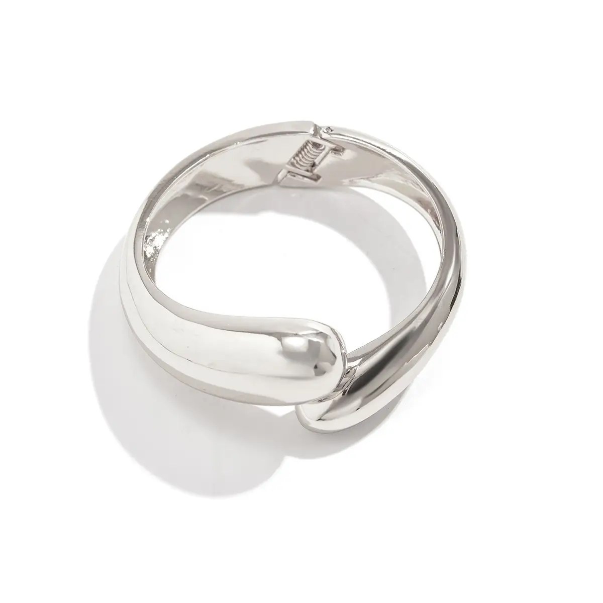 Fashion Trend Metal Glossy Surface Water Drop Hug Bracelet