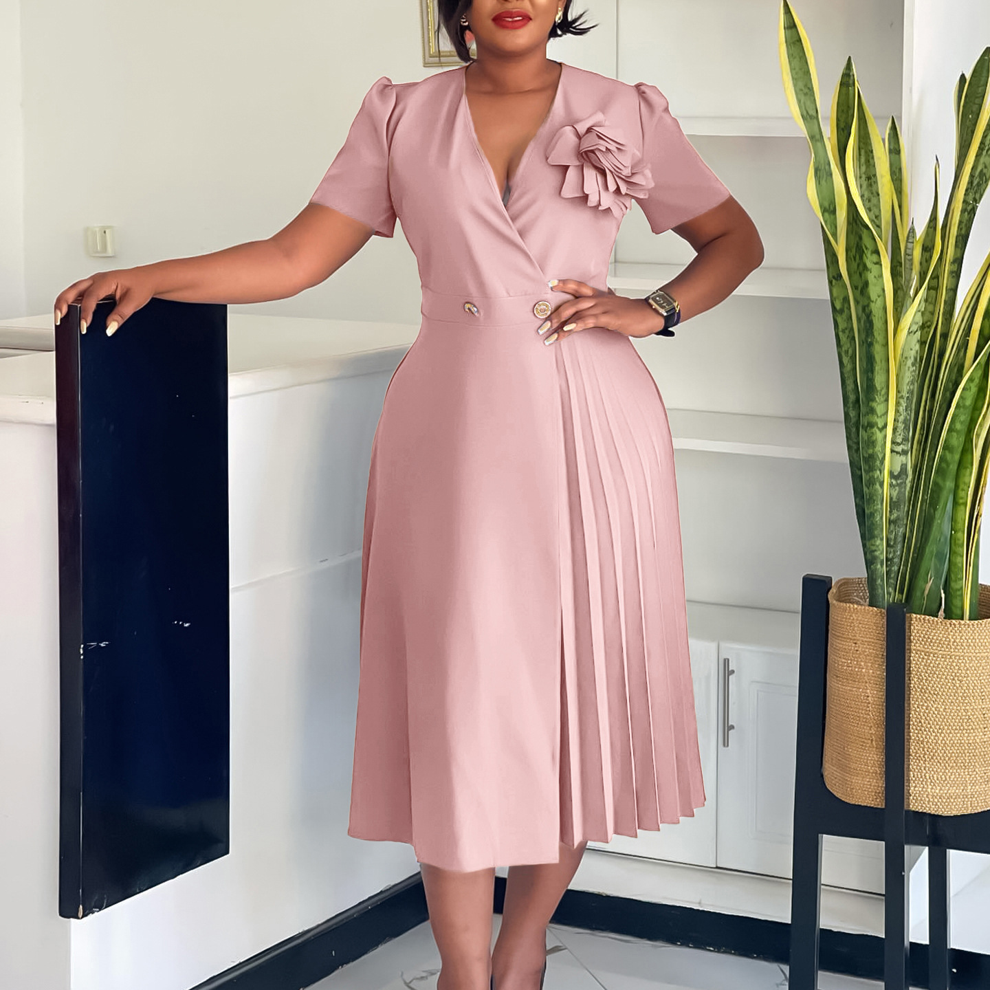 فستان أنيق بأكمام قصيرة وفتحة رقبة على شكل حرف V بلون سادة