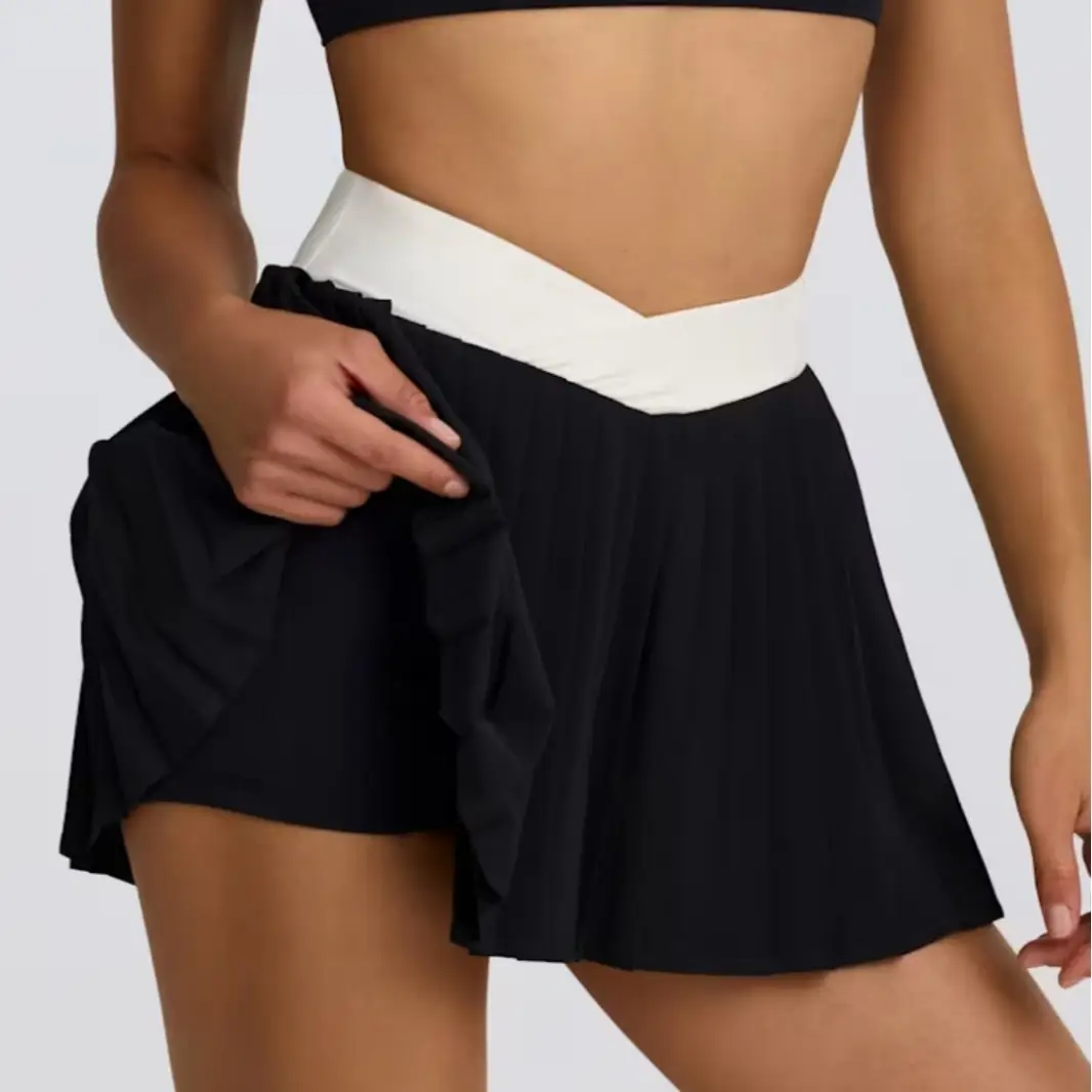 A Color-blocked Athletic Skirt-pants Design Creates A Slimming Effect