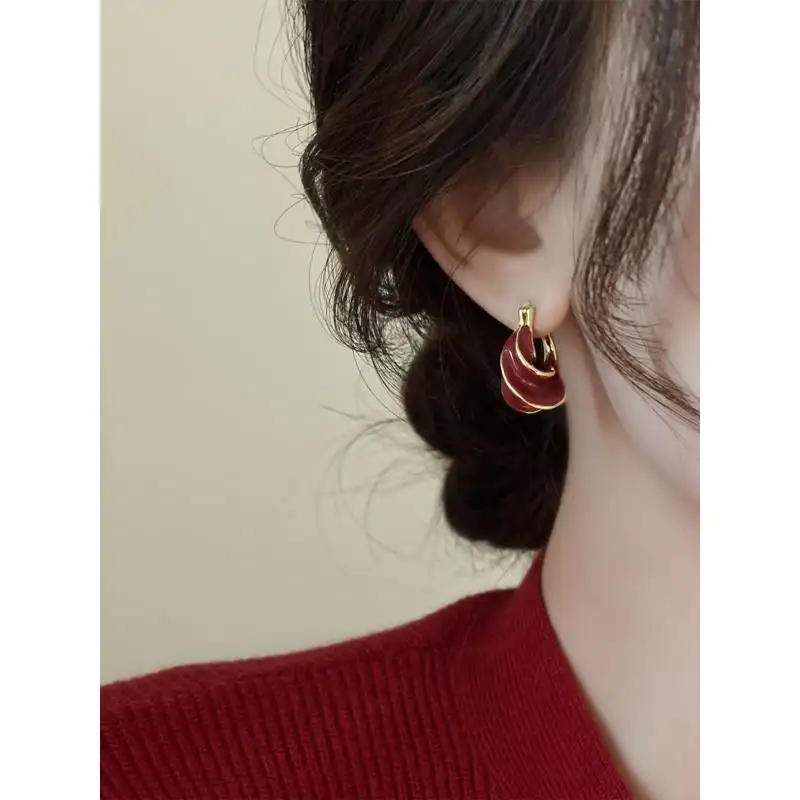 C- Ring Gold Plated Retro Blue Light Luxury Spiral Pattern Modeling Ear Ring