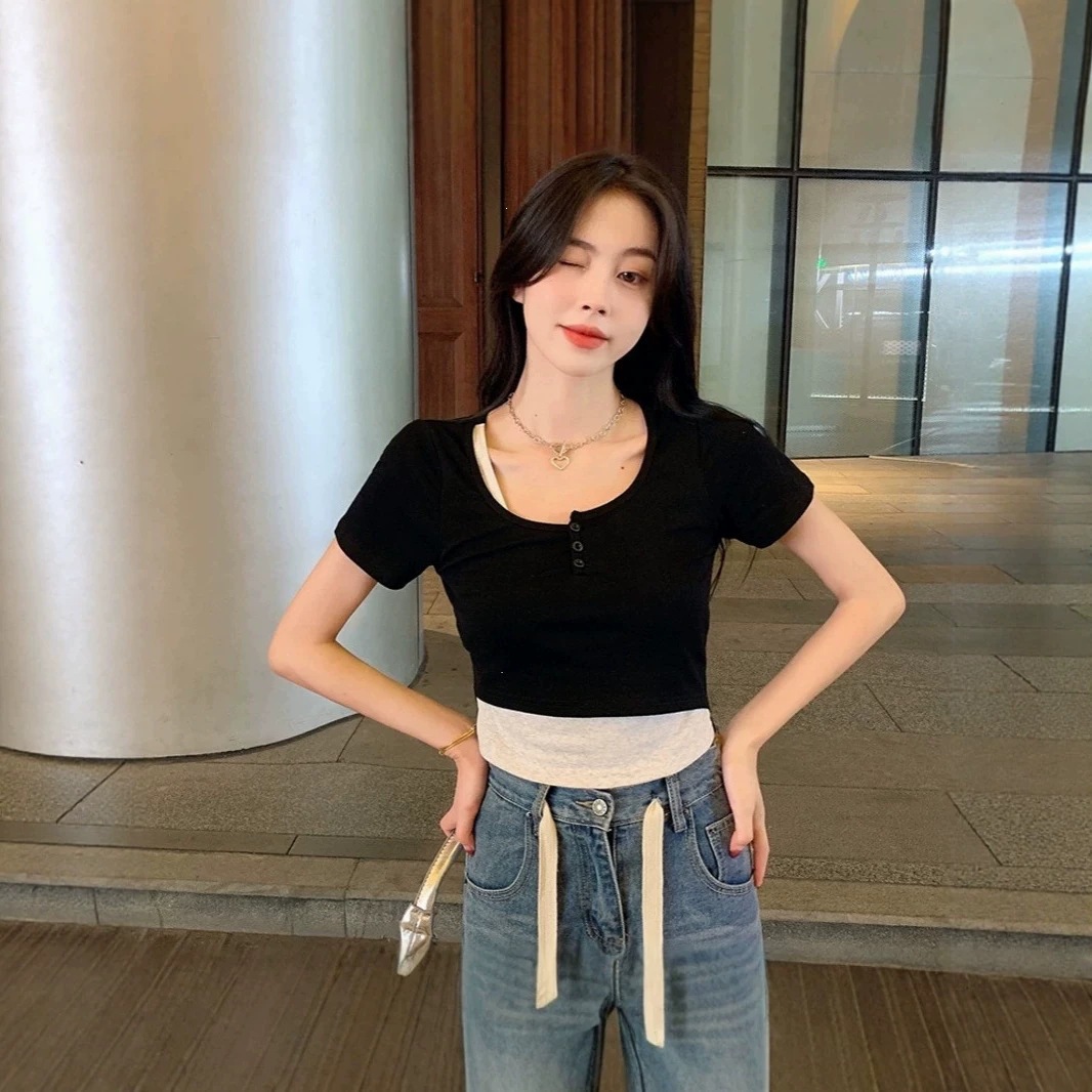 Figure-flattering, Slimming Cropped U-neck Short-sleeve T-shirt