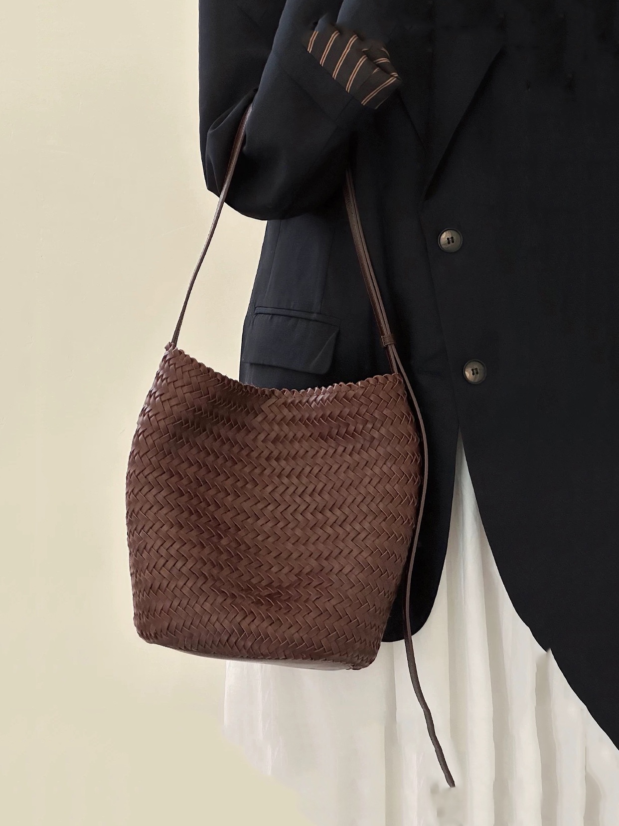 Sac seau tressé en cuir véritable - vue 4
