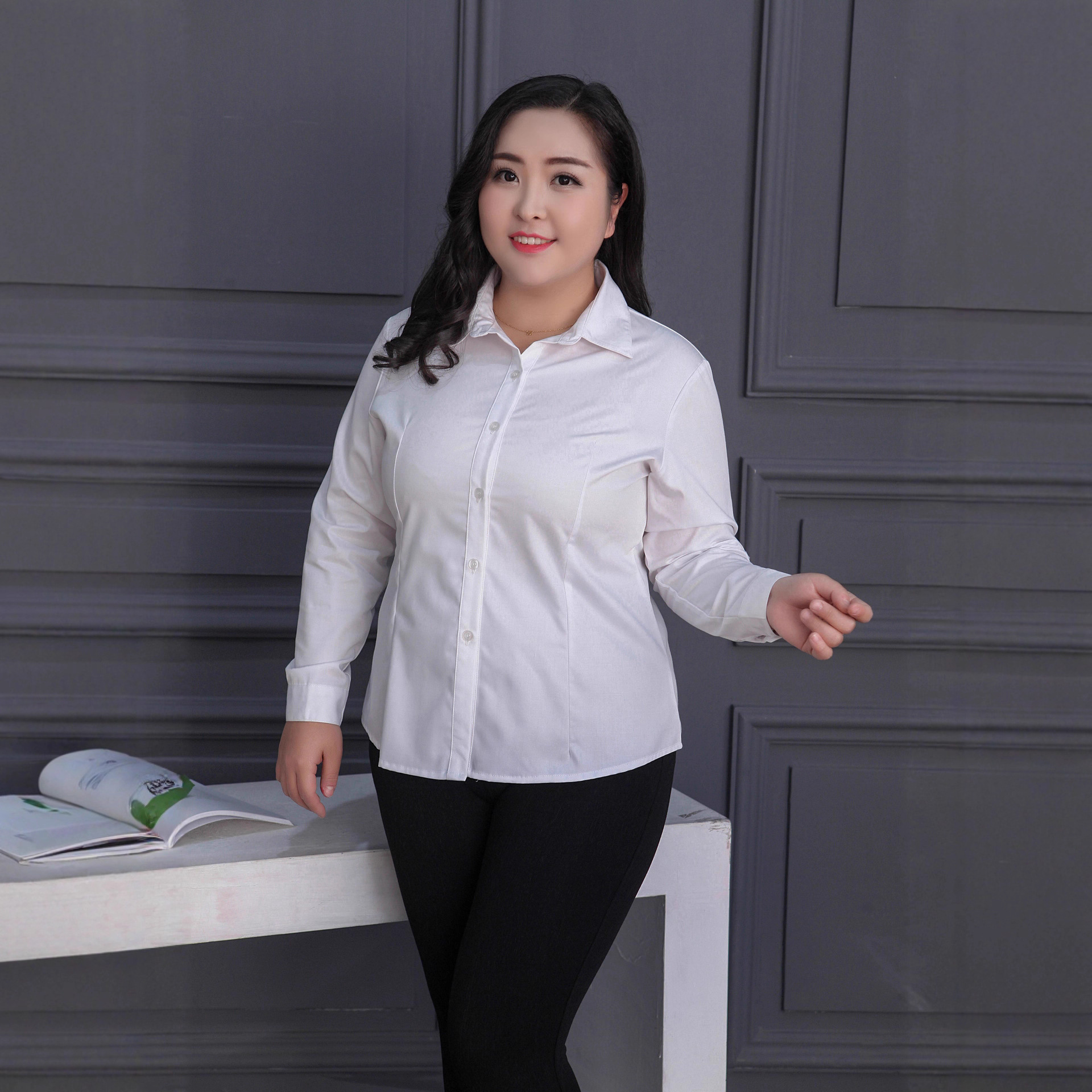 Professional Womens Plus-size Extra-large Commuter Shirt With Long Sleeves And A Turn-down Collar