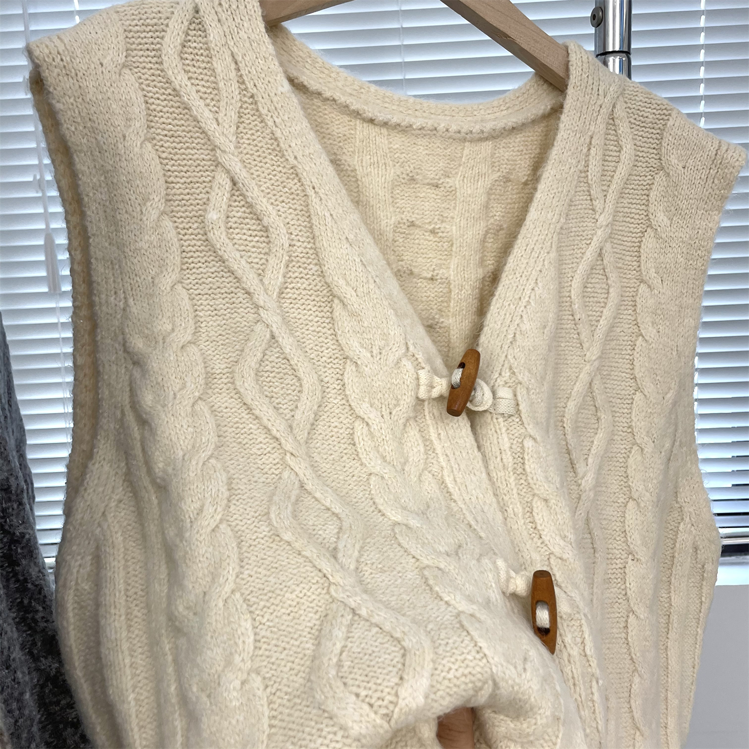 Knitted Retro Horn Button V-neck Loose Slim Fit And Cute All-match Sweater Vest