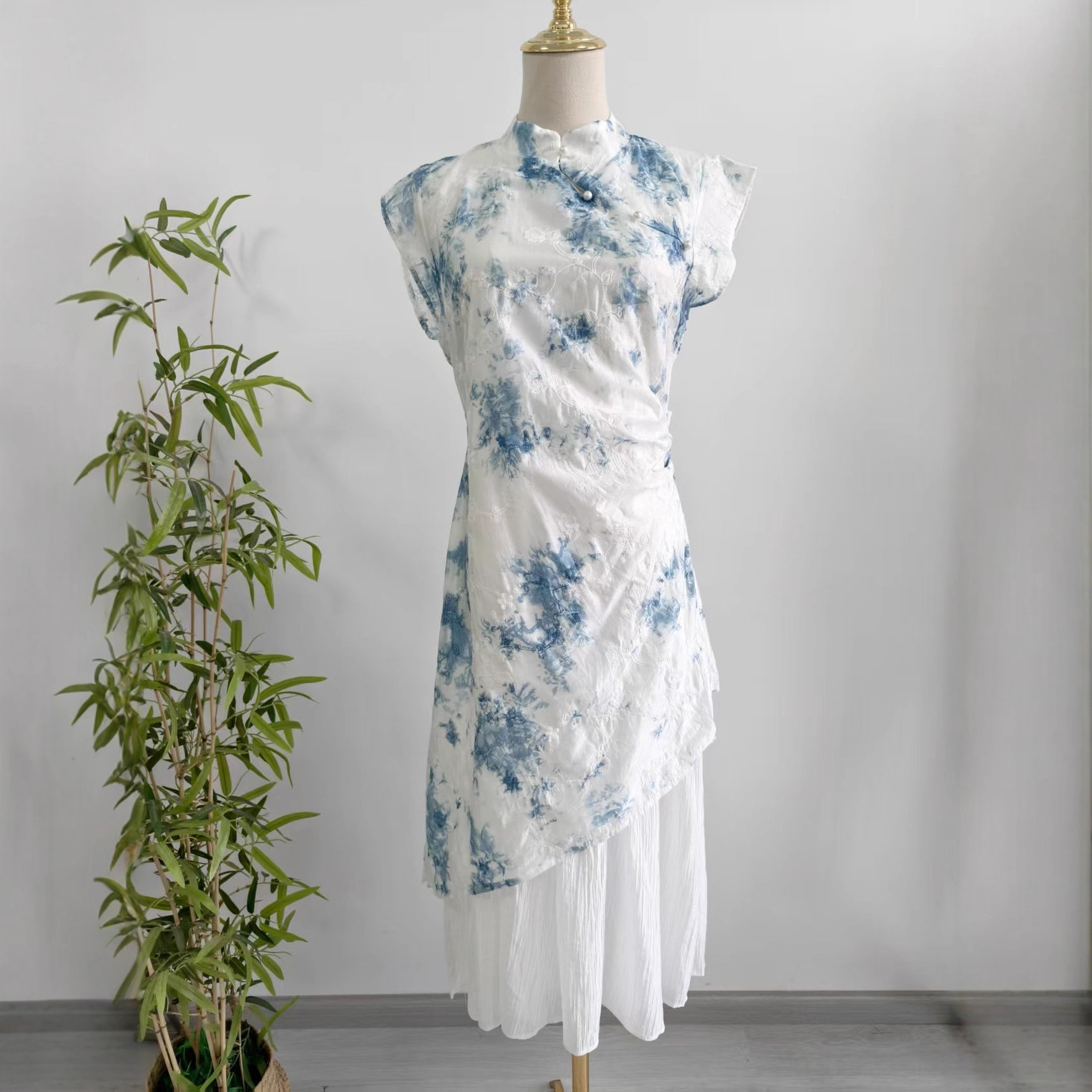 Womens New Chinese-Style Embroidered Tie-Dye Dress With A Stand Collar — image 1