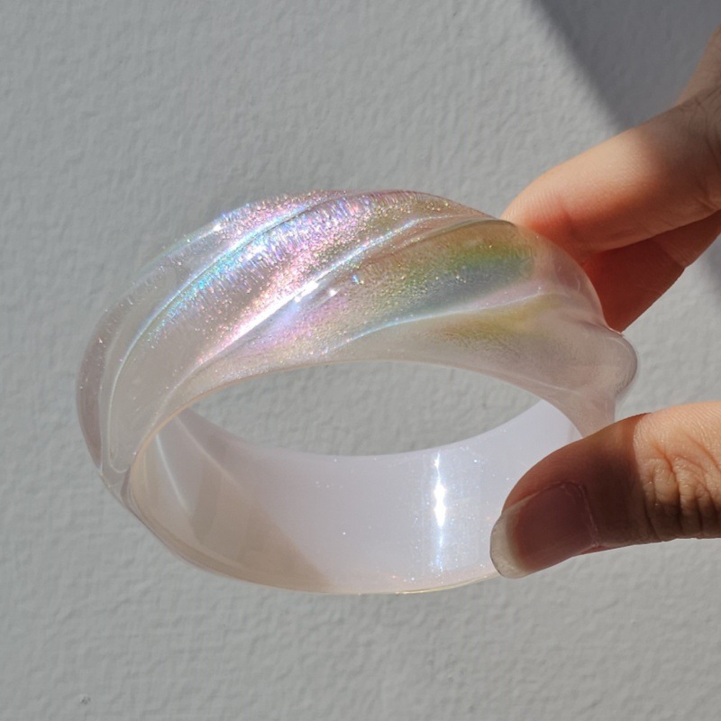 White Ripple-Effect Round Resin Bracelet