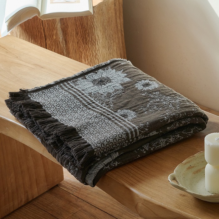 This Retro-style All-cotton Jacquard Blanket