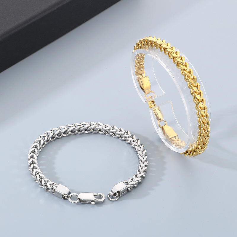 Keel chain bracelet clasp detail