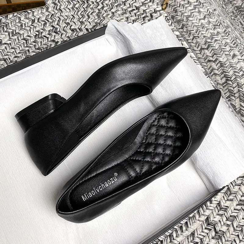 Elegant Low-heeled Black Leather Shoes With A Soft Sole, Chunky Heel, And Pointed Toe, Perfect For Work