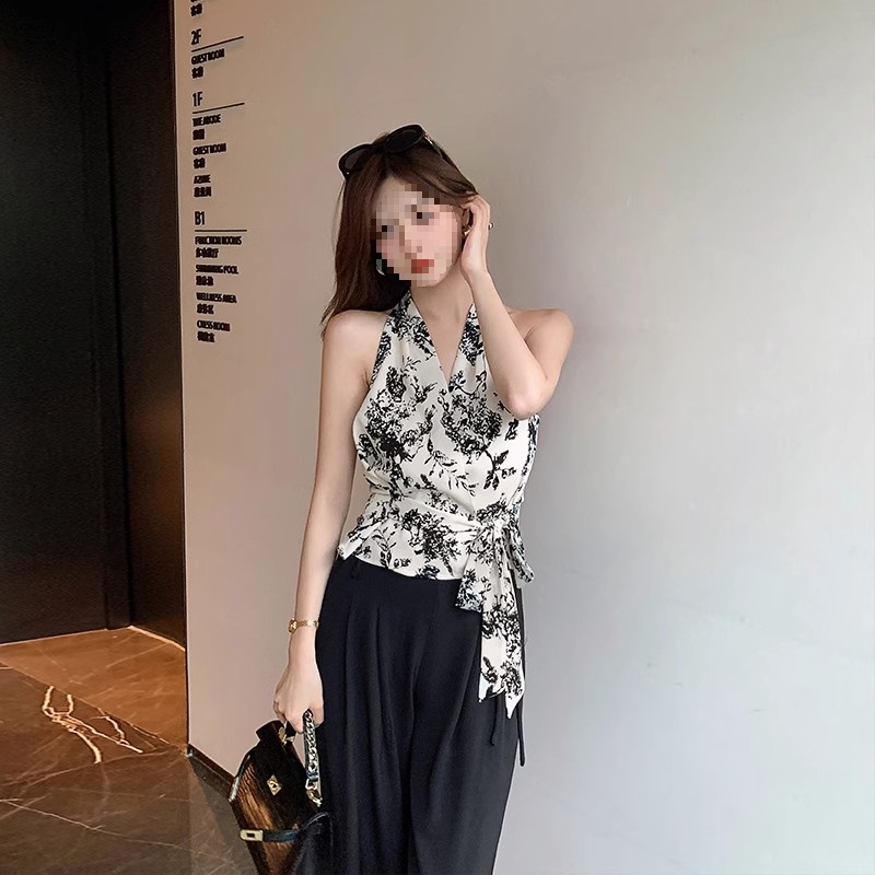 A Sleeveless Halter-neck Floral Vesta Chic And Stylish Top Brimming With French Flair