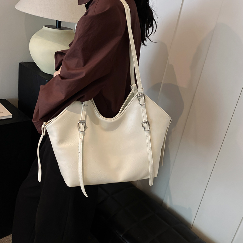 Large-Capacity Minimalist Commuter Shoulder Bag