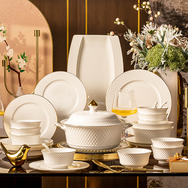 Set de veselă pentru uz casnic, din ceramică, de culoare alb pur, cu margini aurii