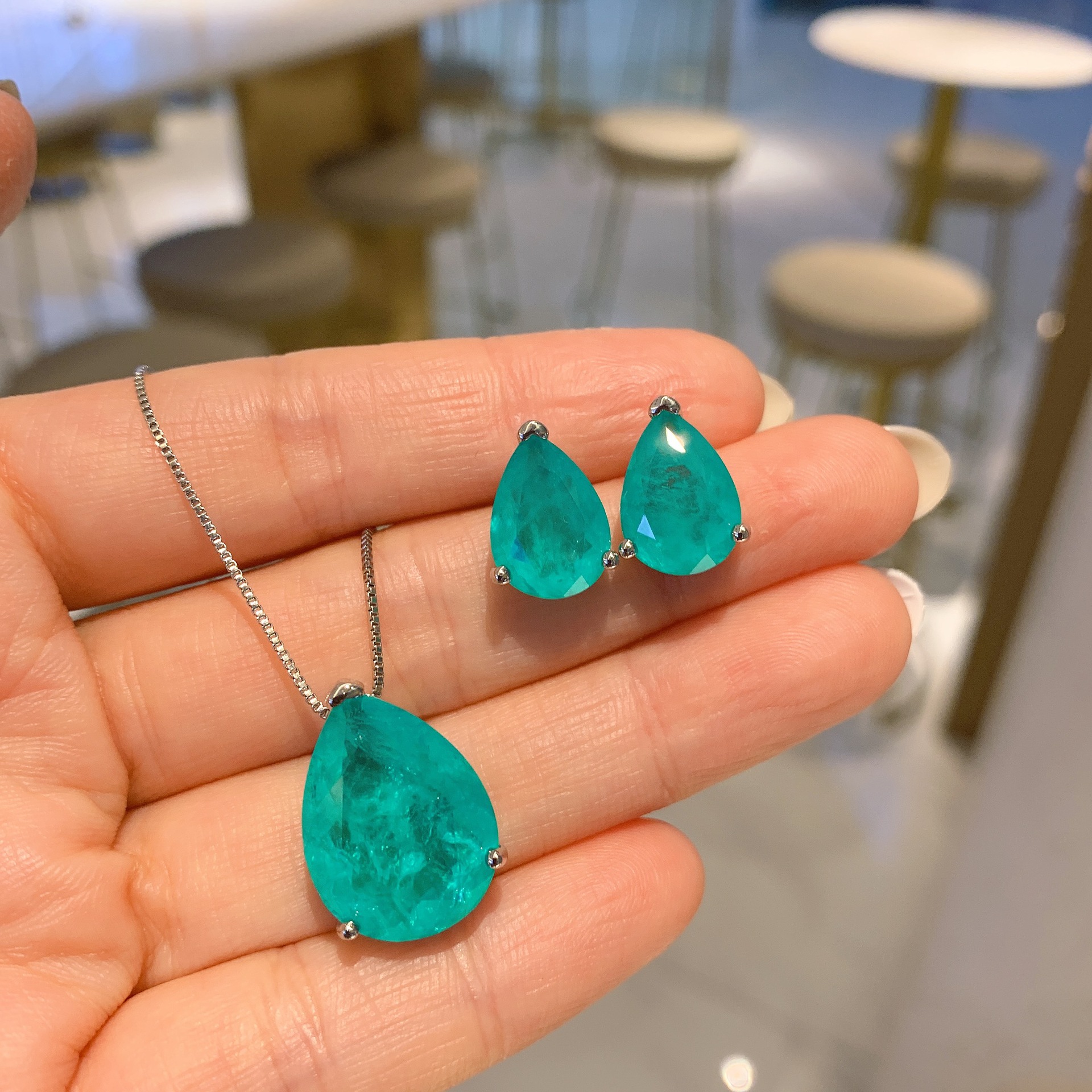Emerald Pear-shaped Earrings And Pendant For Women