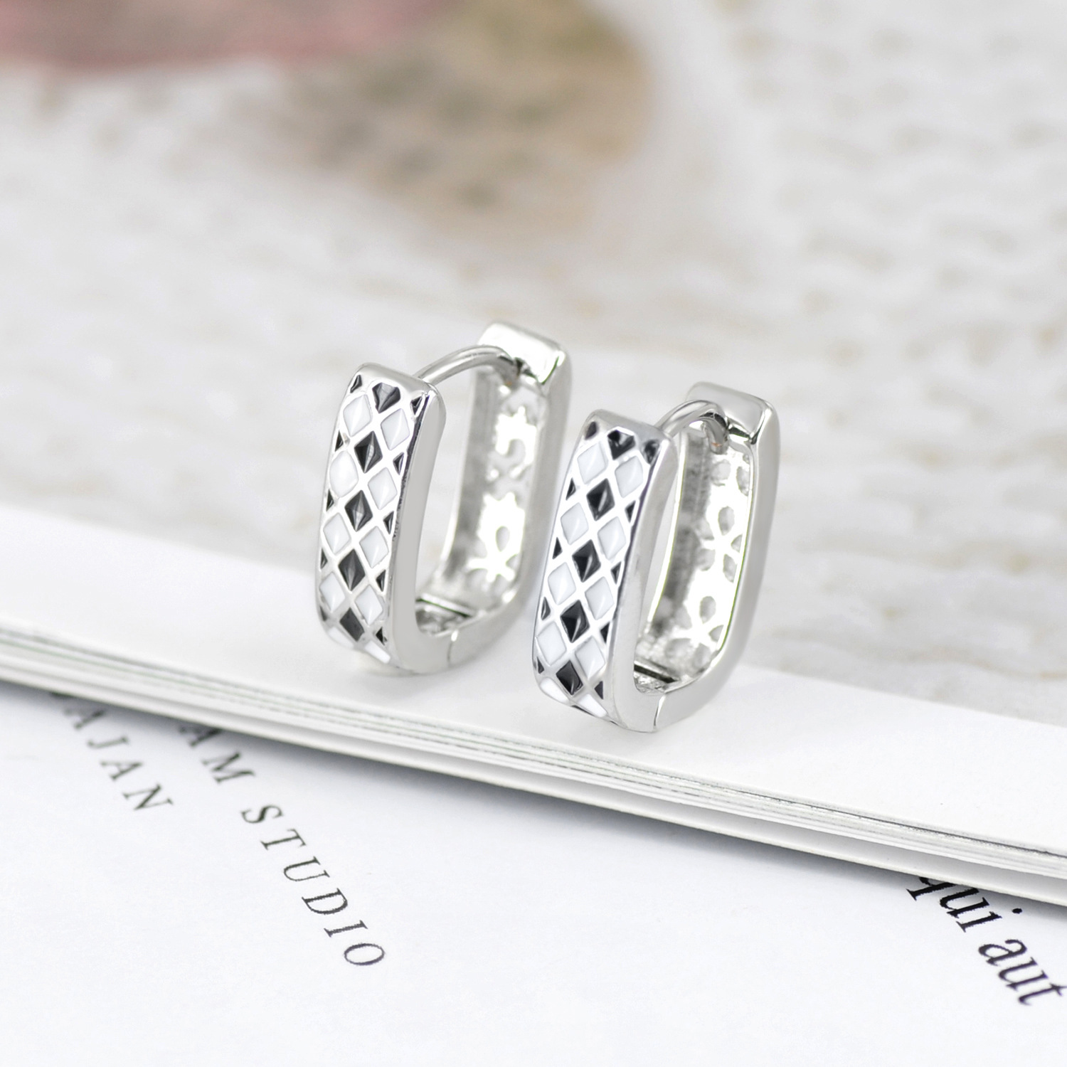 Sterling Silver Needle Korean Style Black And White Chessboard Ear Clip