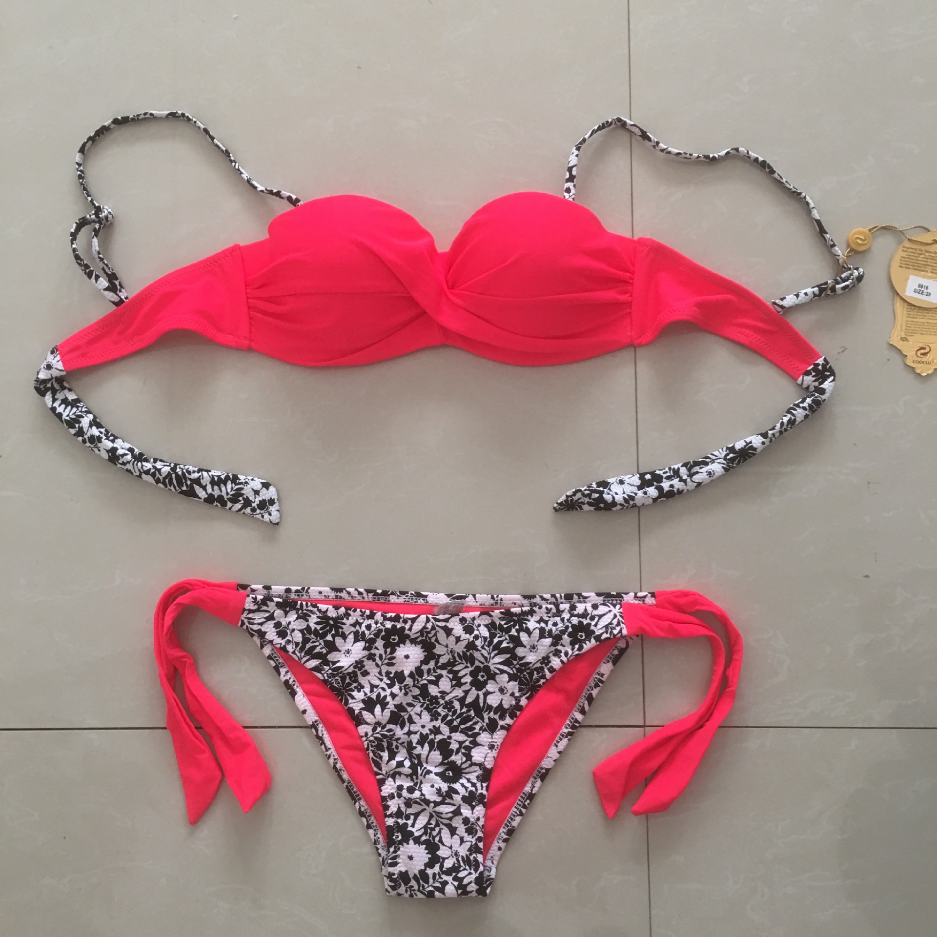 Title 3, Sexy Bikini met Contrastkleurige Stiksels, Gekr...