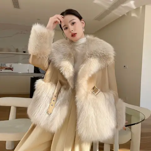 Big Fur Collar Stitching for a Woman Faux Coat