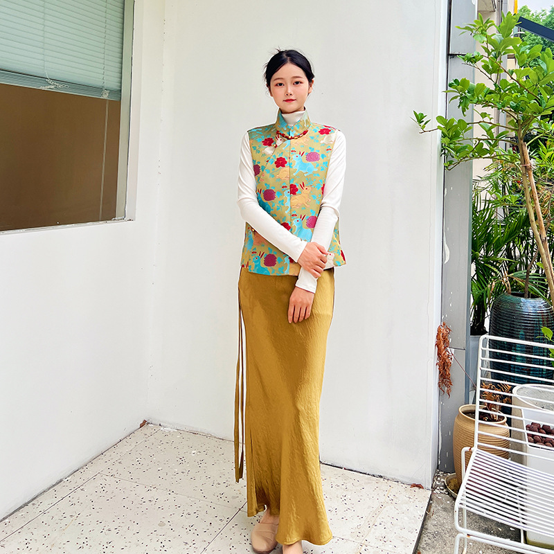 Early Autumn New Jade Hare Flower-connected Cardigan Vest For Women