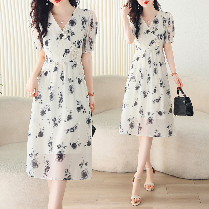 Elegant Chiffon Dress With A Fitted Waist For Women
