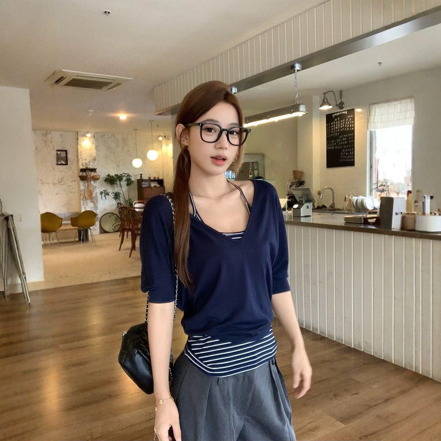 Laid-back V-neck Loose-fit Short-sleeve Womens Summer Undershirt