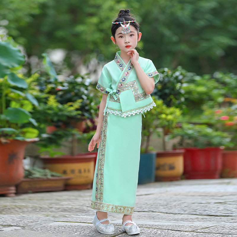 Dai Ethnic Clothing For Men, Women, And Children At The Yunnan Water-Splashing Festival — foto 5