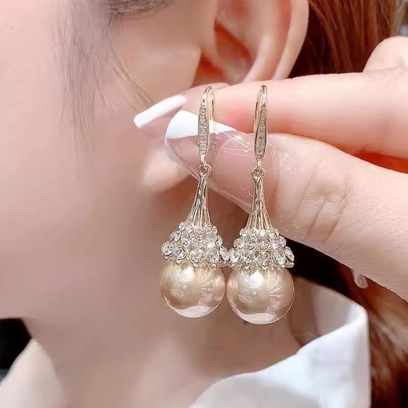Women's Fashionable Pearl Ear Hooks