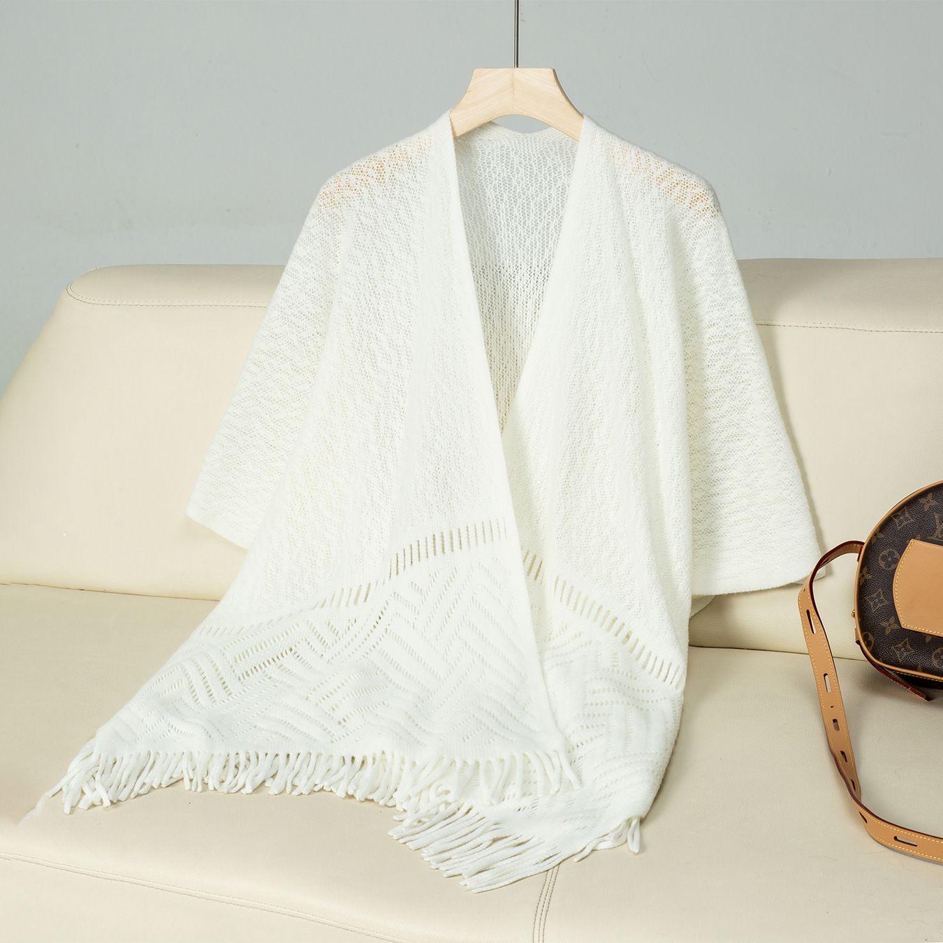 Women&#39;s autumn and winter casual loose sweater with tassel cape and shawl
