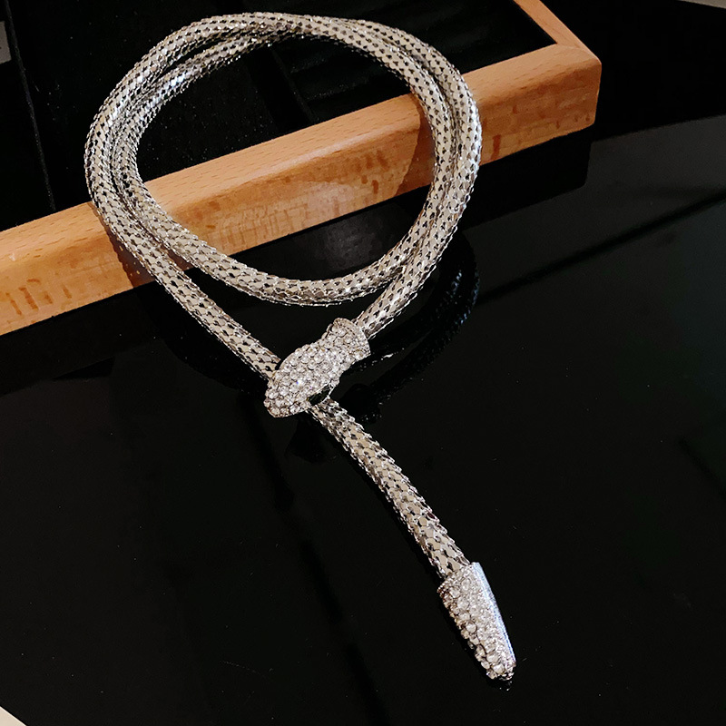 A Low-key Luxurious Serpentine Diamond-studded Magnetic Necklace