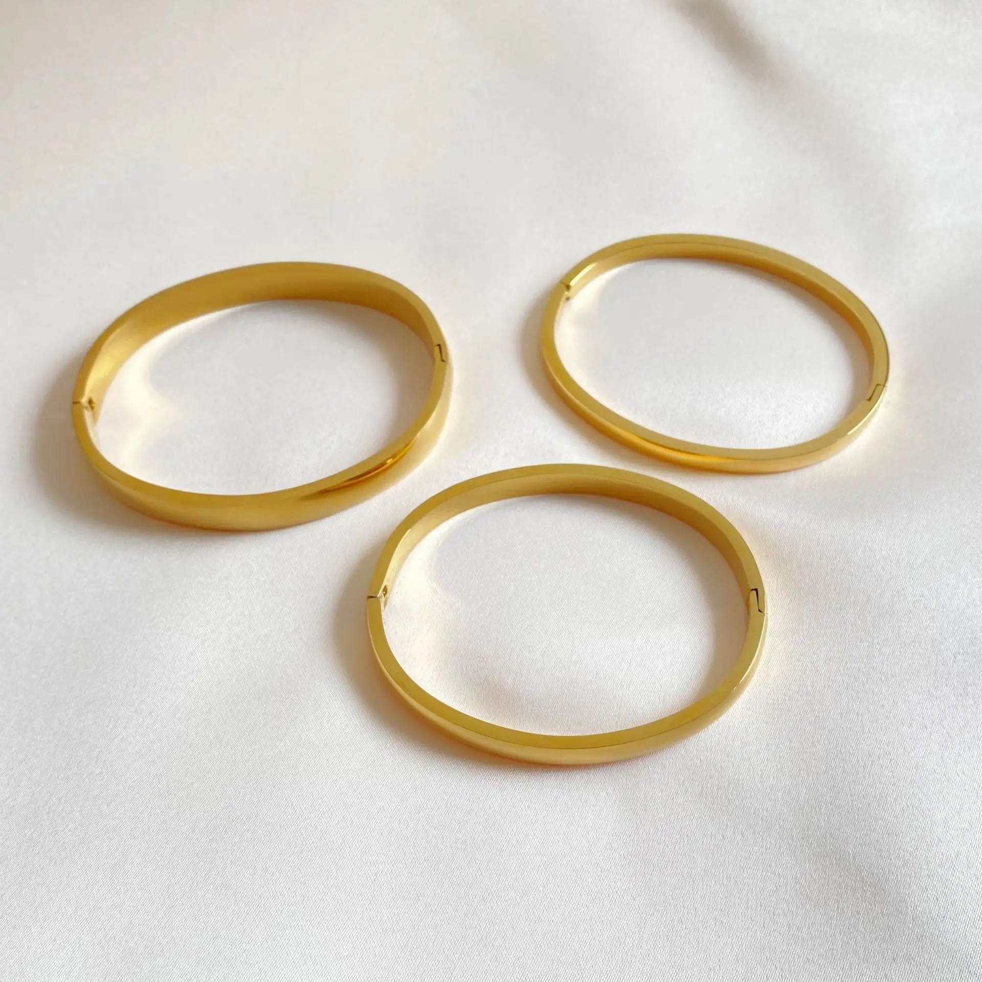 Retro Minimalistic Buckle Simple Bracelet Gold