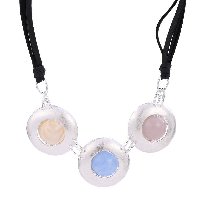 Round Geometric Pendant Stitching Minority Choker