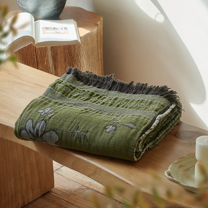 This Retro-style All-cotton Jacquard Blanket