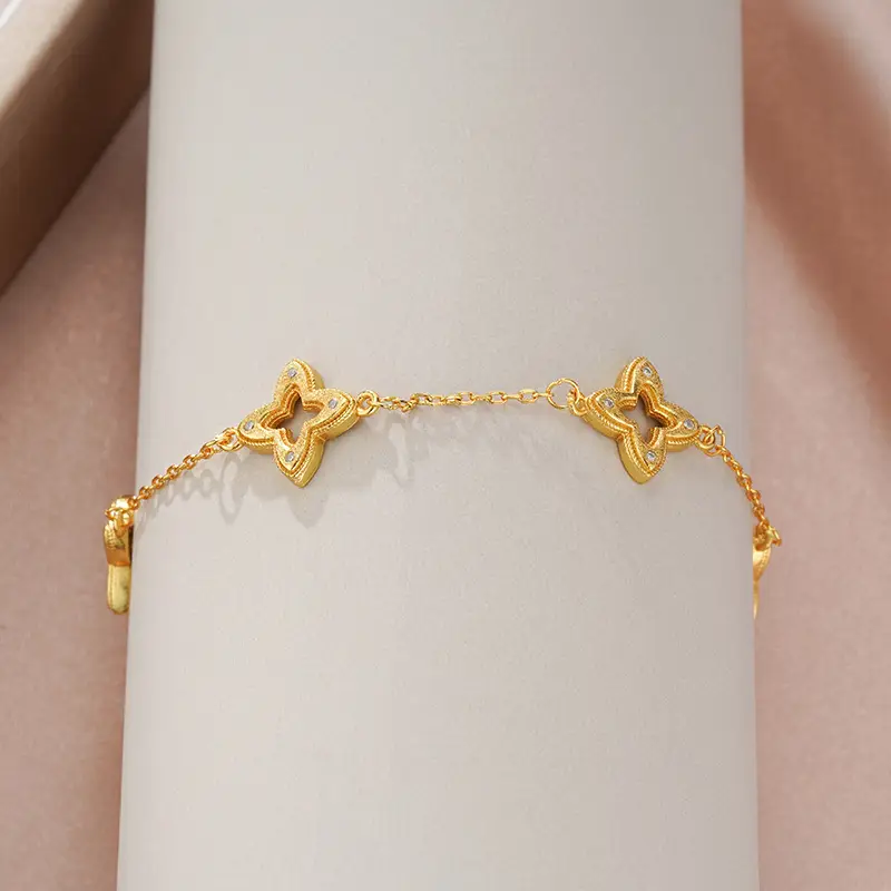 Vintage-inspired Four-leaf Flower Bracelet In Pure Silver With A Premium Gold Finish