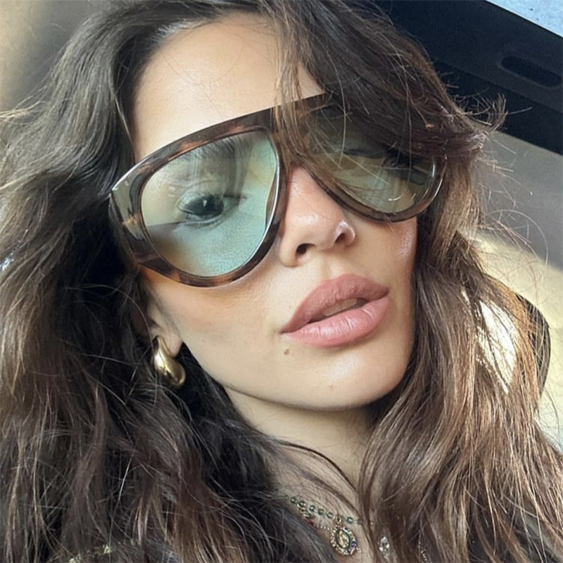 Women's Fashionable Sunglasses - Image 9