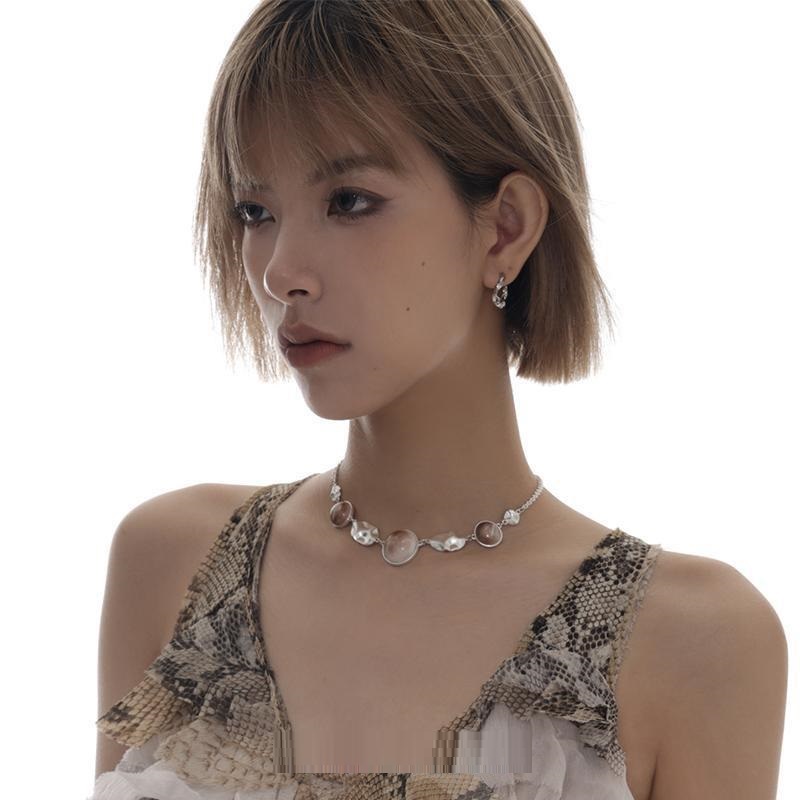 Mid-ancient Oil Painting Of Girl Vintage Button Necklace