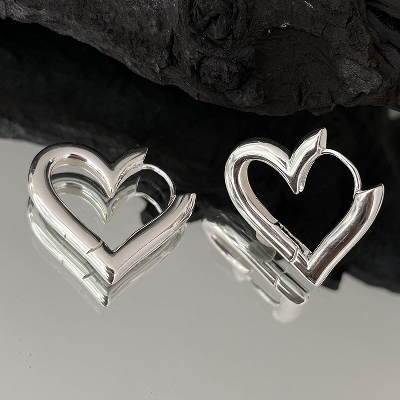 Simple Hollow Love Ear Clip Women