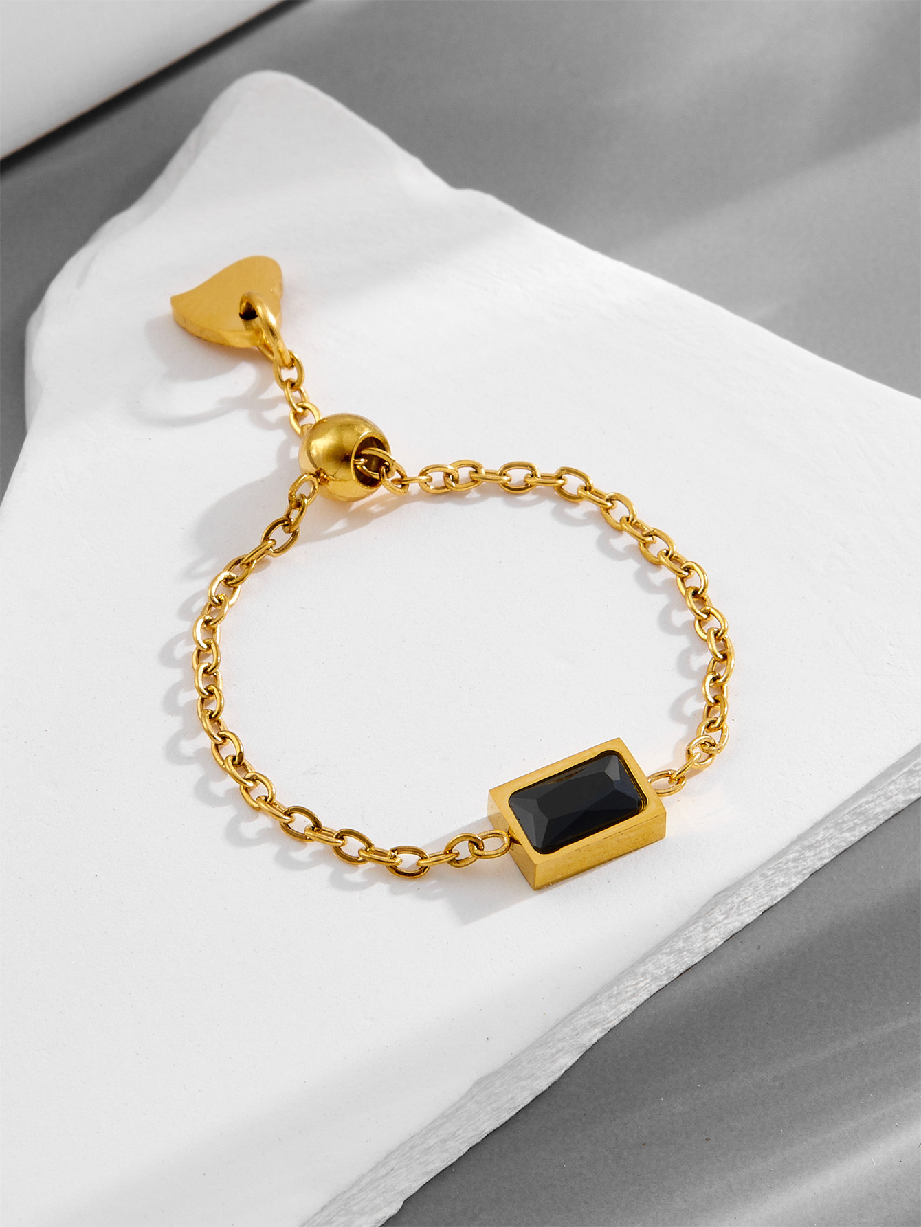 Fashionable And Elegant Green Square-cut Diamond Ring