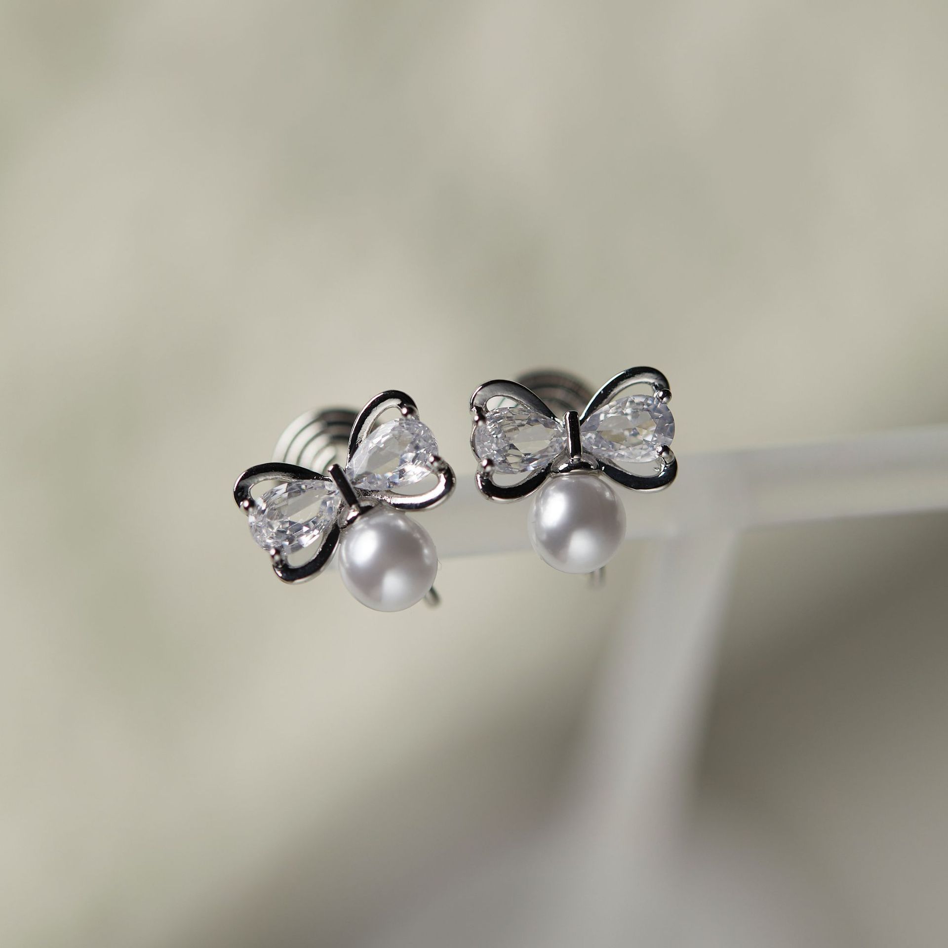 Bowknot Pearl Stud Earrings Exquisite Special-interest Design