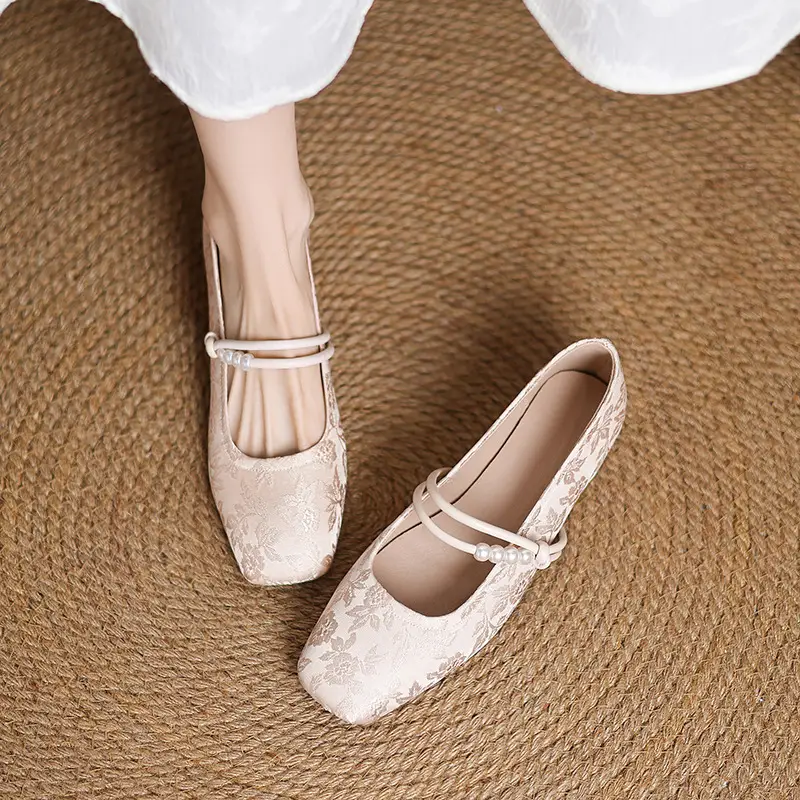 Elegant Chinese-style Tang Suit Womens Shoes Printed Square-toe Beaded Pumps