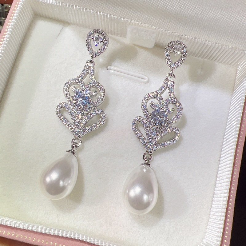 Women's Fashion Simulation Natural Freshwater Pearl Shell Pearl Full-jeweled Stud Earrings