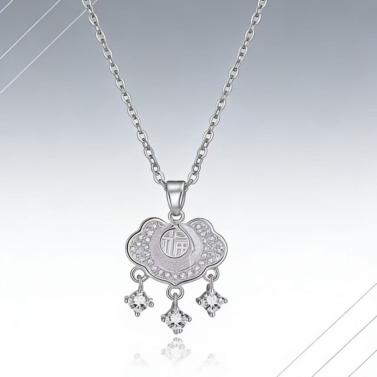 Fashionable Womens Clavicle Chain With A Heart Shaped Pendant