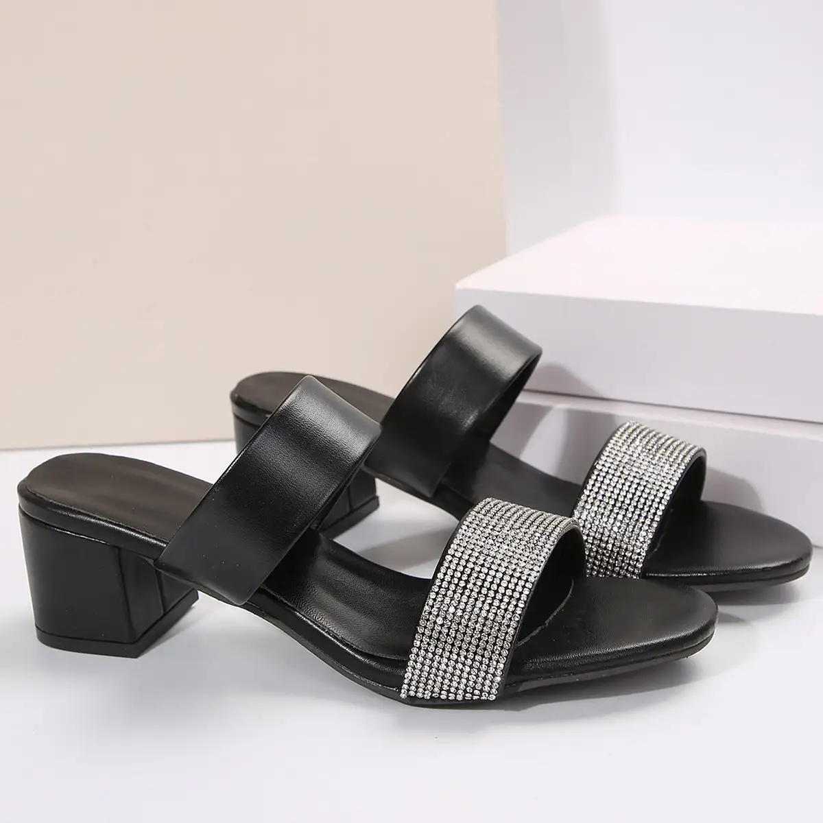 Women's Fashion Personality Wear Rhinestone Slippers