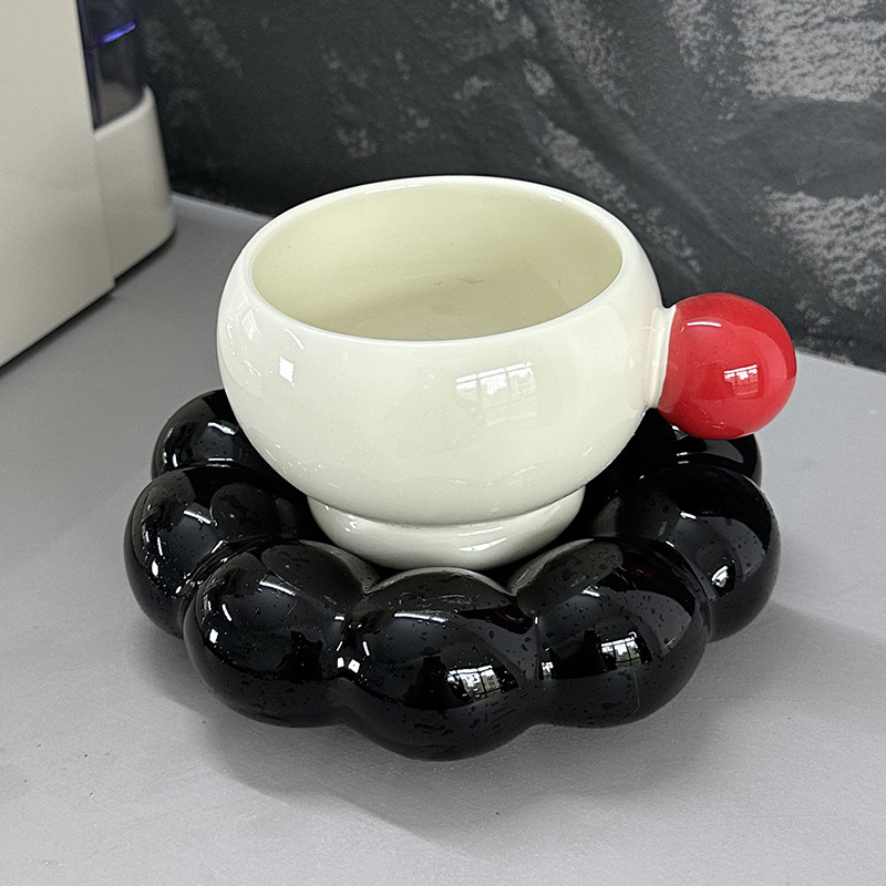 Red Handle Black Dish