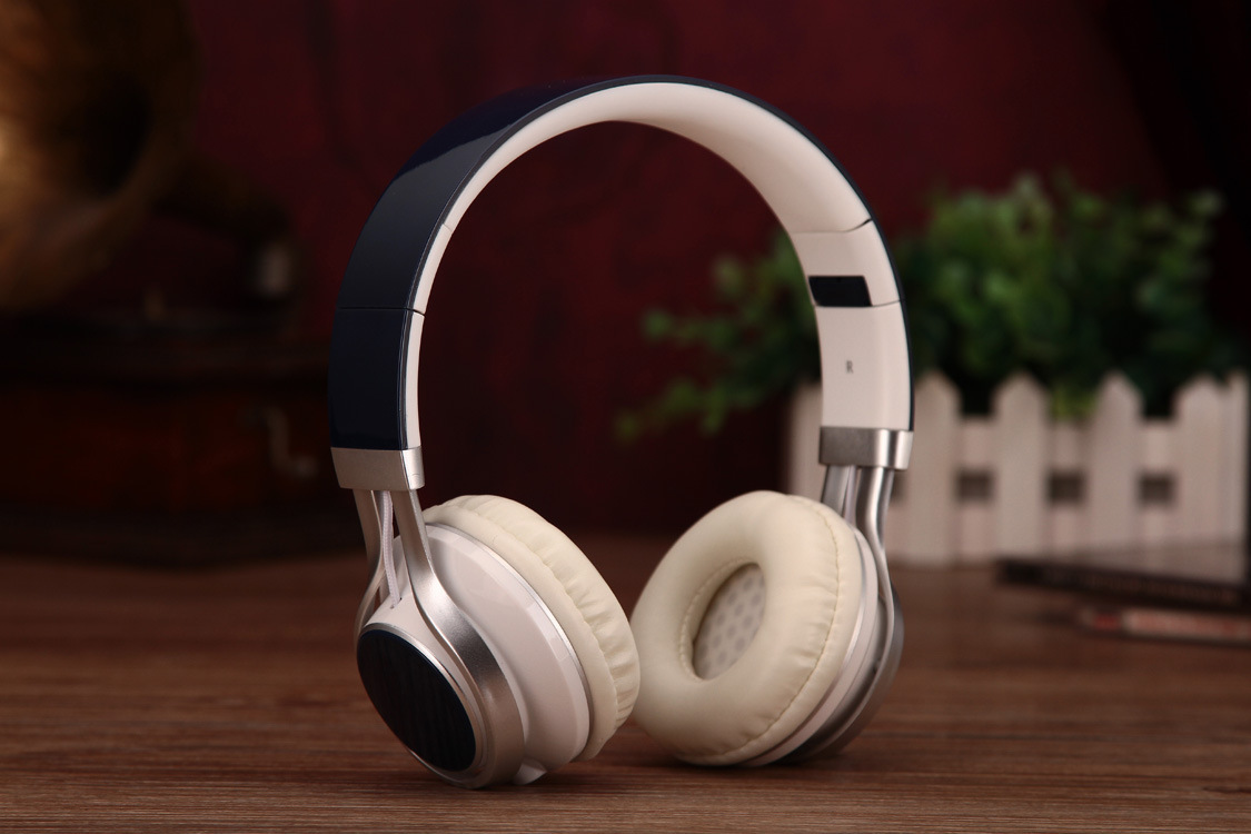 Head-mounted Computer Headset With Wire Control Mobile Phone Universal Heavy Bass Game Headset