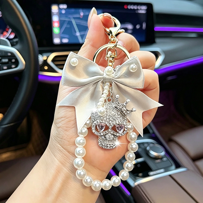 Halloween keychain crowned skull (silver skull keychain)