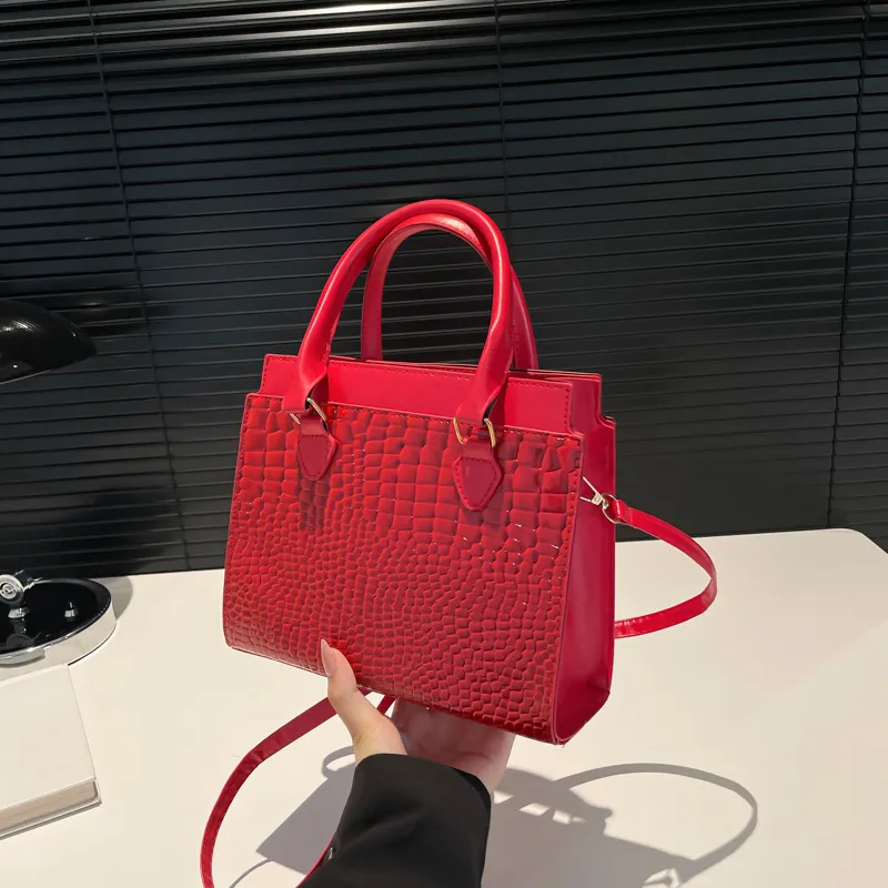 Large-capacity Textured Commuter Tote Pattern Shoulder Messenger Bag - Red