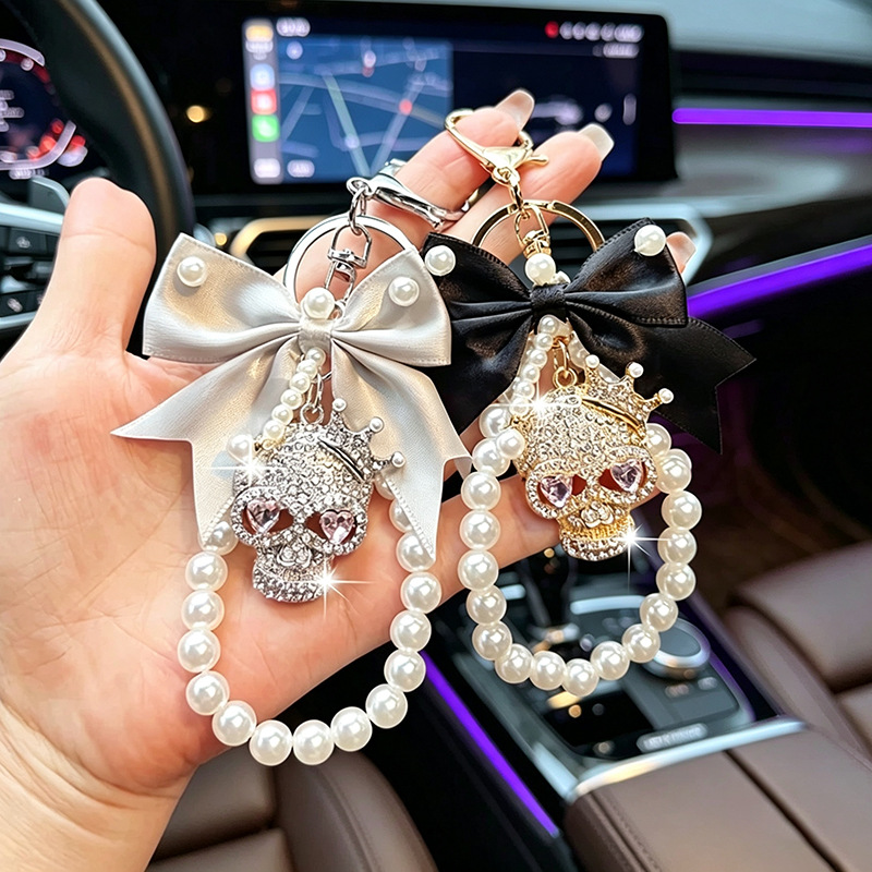 Halloween keychain crowned skull (silver skull keychain)
