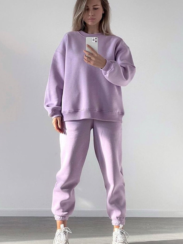 Women's loose-fit athletic set in pink – full length