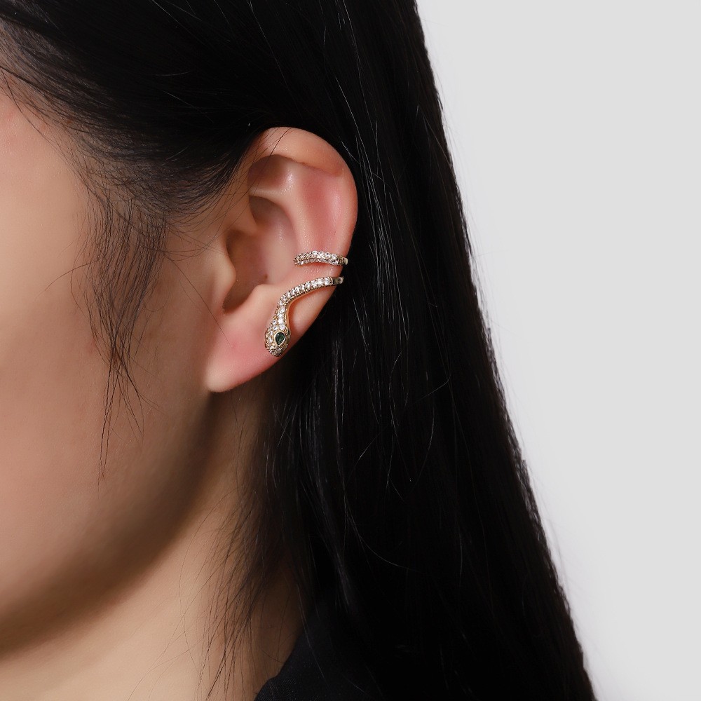 Sleek Serpentine Ear Bone Clip With A Sophisticated High-end Vibe