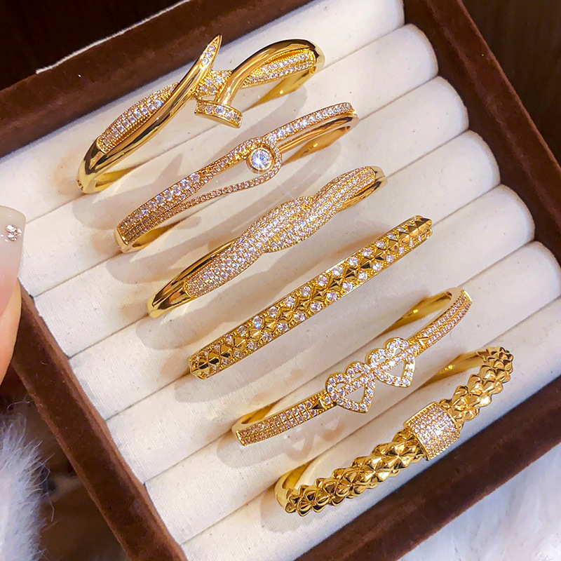 Silver bracelet style