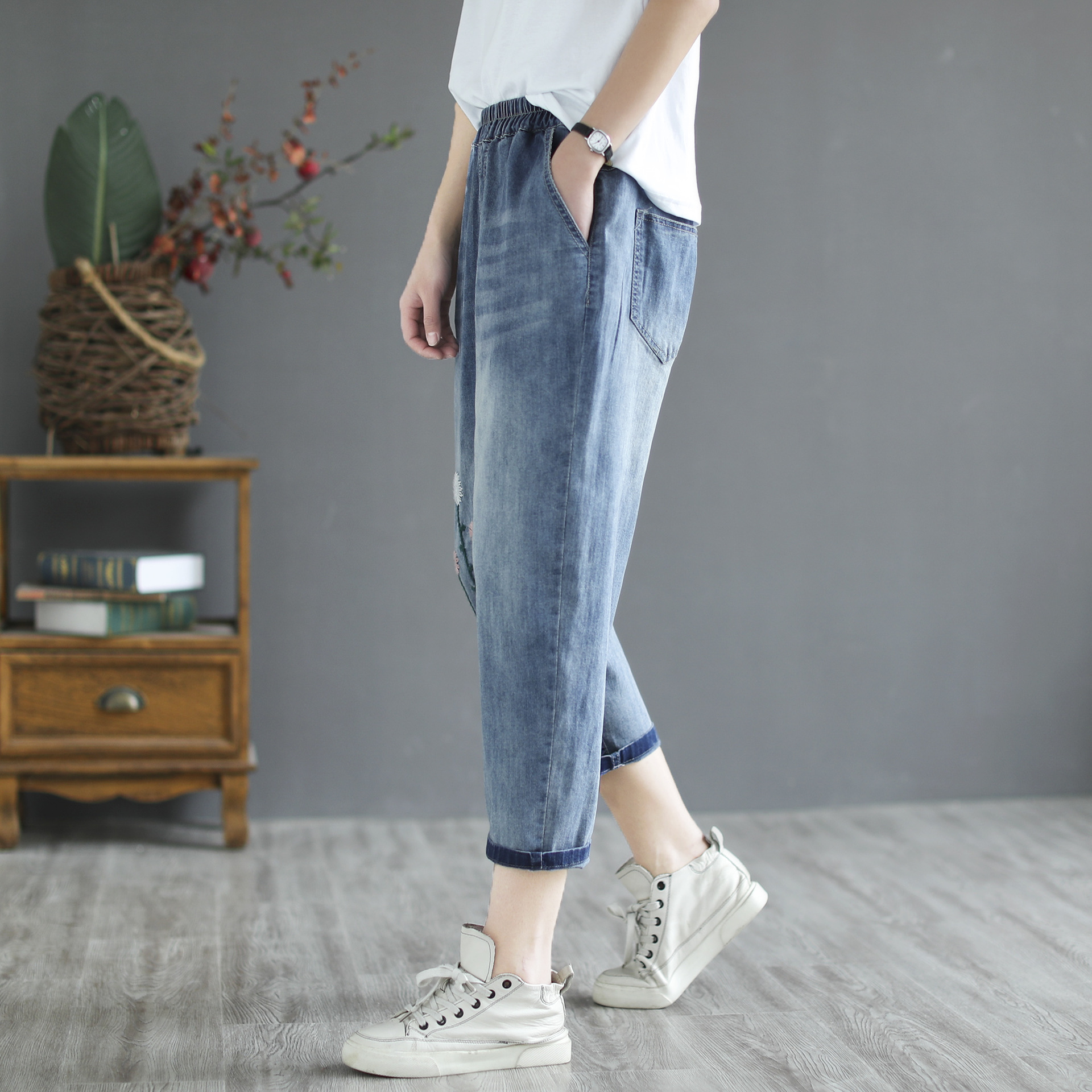 Title 6, Damen Retro Jeans mit Literarischer Stickerei S...